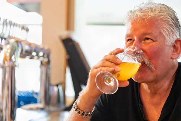 Knappe Man Een Glas Micro Brouwen Bier Proeverij — Stockfoto