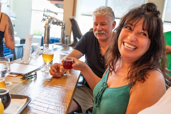 Groep Vrienden Genieten Van Glazen Micro Brouwen Bier Bij Bar — Stockfoto