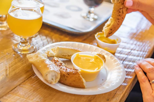 Frau Genießt Warme Brezeln Und Mikro Bier — Stockfoto