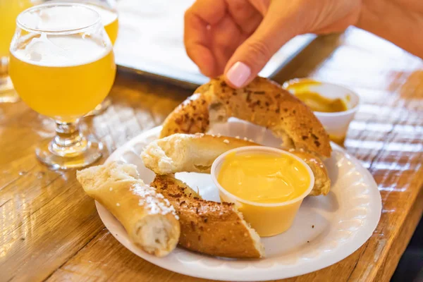 Vrouw Geniet Van Warme Pretzels Micro Brouwen Bier — Stockfoto