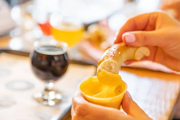 Vrouw Geniet Van Warme Pretzels Micro Brouwen Bier — Stockfoto