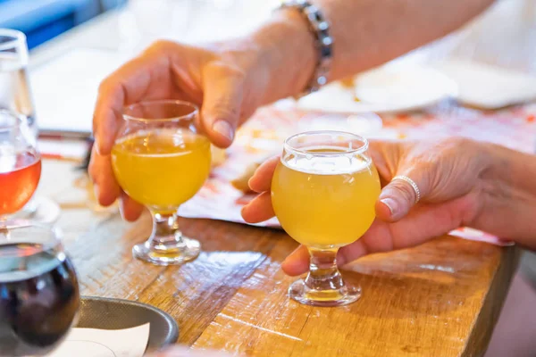 Man Vrouw Oppakken Van Kleine Glazen Van Micro Brouwen Bier — Stockfoto