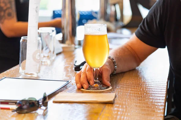 Man Met Glas Micro Brouwen Bier Bar — Stockfoto