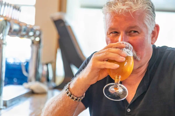 Knappe Man Een Glas Micro Brouwen Bier Proeverij — Stockfoto