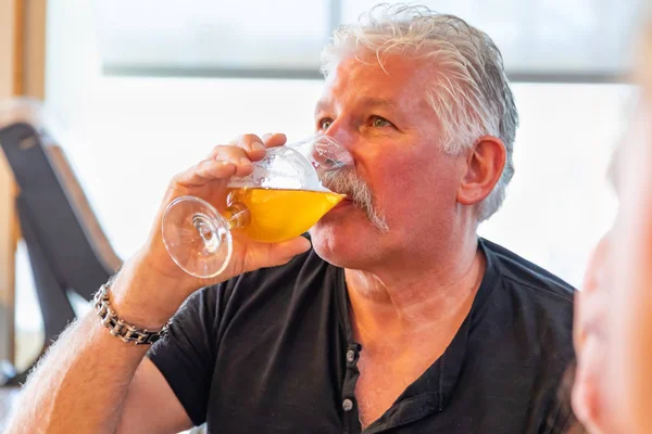 Knappe Man Een Glas Micro Brouwen Bier Proeverij — Stockfoto