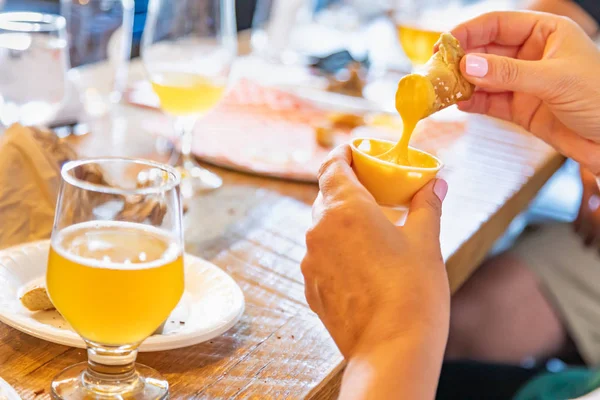 Vrouw Geniet Van Warme Pretzels Micro Brouwen Bier — Stockfoto