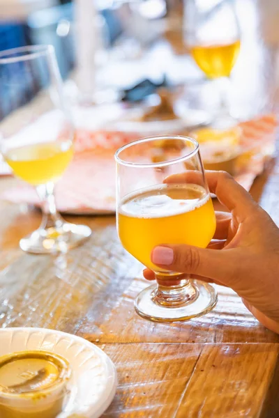 Mão Feminina Segurando Vidro Cerveja Micro Brew Barra — Fotografia de Stock