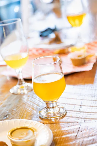 Αφηρημένα Από Μικρό Ποτήρι Μικρο Παρασκευάζει Μπύρες Στο Μπαρ — Φωτογραφία Αρχείου