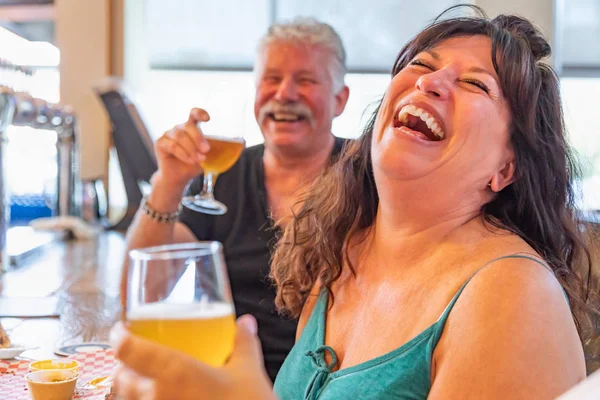 Groep Vrienden Genieten Van Glazen Micro Brouwen Bier Bij Bar — Stockfoto