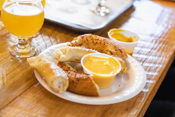 Resumen Vaso Pequeño Cervezas Cerveza Micro Pretzels Calientes Barra — Foto de Stock