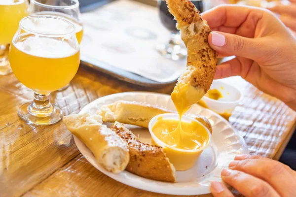 Vrouw Geniet Van Warme Pretzels Micro Brouwen Bier — Stockfoto