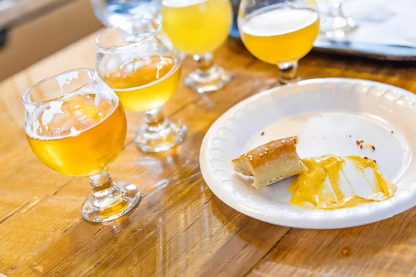 Auszug Aus Einem Kleinen Glas Bier Und Warmen Brezeln Auf — Stockfoto