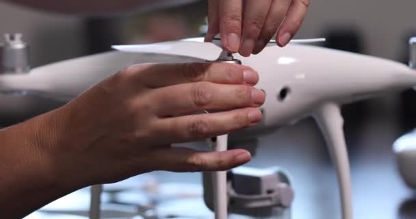 Panela Pilotos Que Fixam Hélices Quadricóptero Drone Com Controlador Atrás — Vídeo de Stock