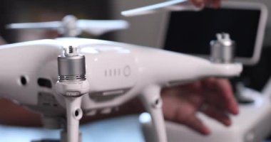 Pilot uçağı Quadcopter denetleyicisiyle açar