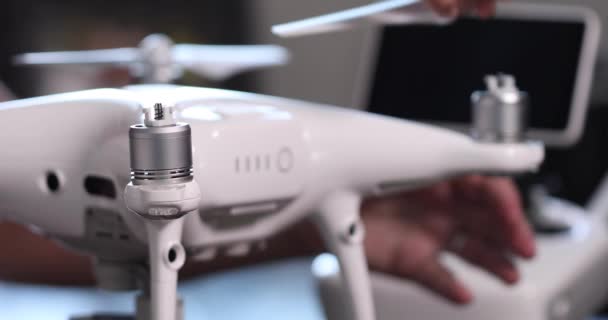 Pilot Zapne Drone Kvadrokoptéra Řadičem — Stock video