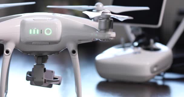 Piloto Enciende Dron Quadcopter Con Controlador Detrás — Vídeo de stock