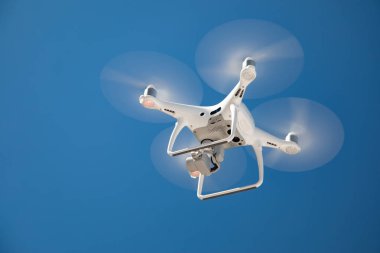 Aşağıdan dron Quadcopter mavi gökyüzü karşı.