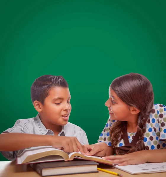 Leere Kreidetafel Hinter Hispanischen Jungen Und Mädchen Die Spaß Gemeinsamen — Stockfoto