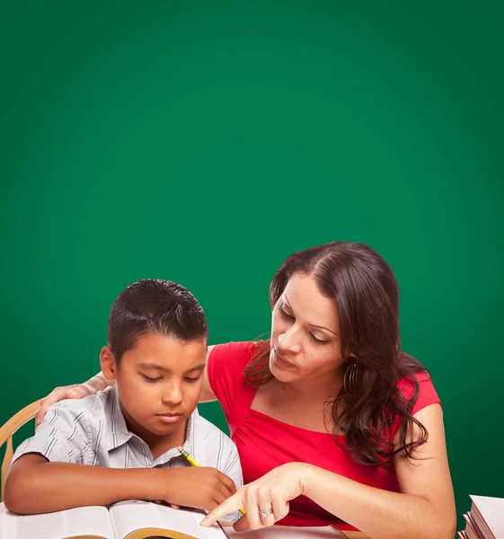 Placa Giz Branco Por Trás Jovem Hispânico Fome Adulto Estudando — Fotografia de Stock