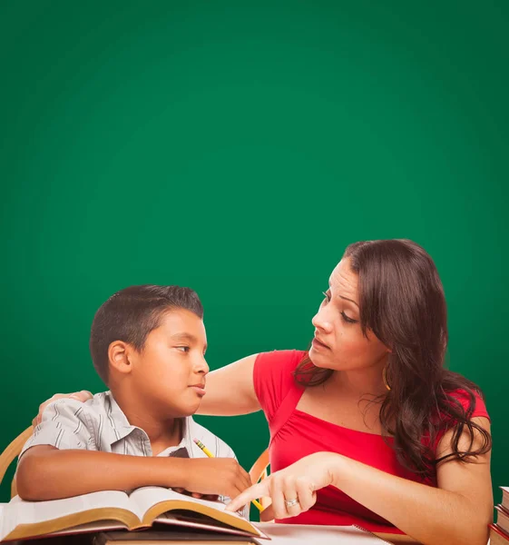 Lege Chalk Board Achter Latino Jongen Famale Volwassene Studeren — Stockfoto