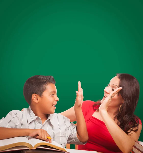 Leere Kreidetafel Hinter Hispanischen Jungen Und Berühmten Erwachsenen Beim Lernen — Stockfoto
