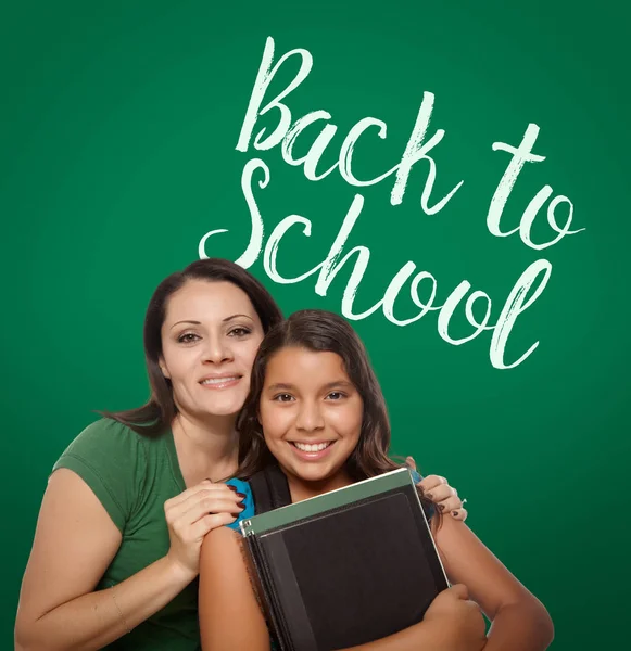 Terug Naar School Geschreven Krijt Bord Achter Trotse Hispanic Moeder — Stockfoto