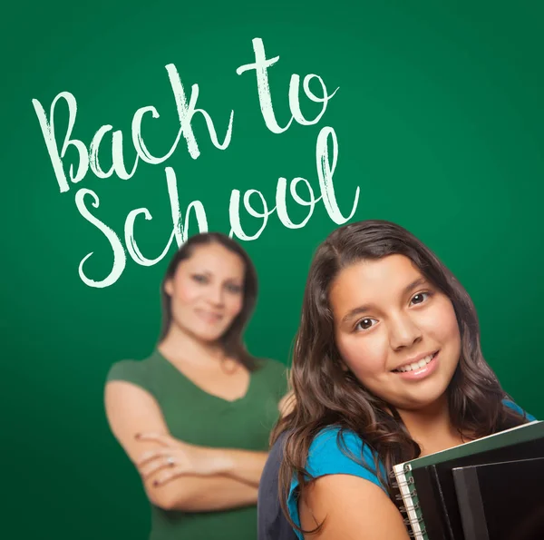 自慢しているヒスパニック系の母と娘学生の背後にあるチョーク ボードに書いて学校に戻る — ストック写真