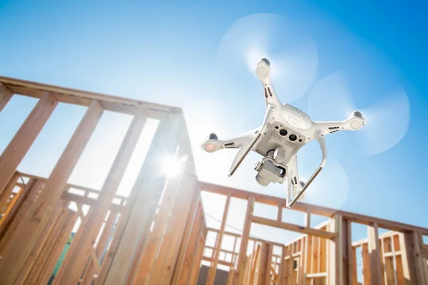 Quadcopter Drone Latający Kontrolowania Budowy — Zdjęcie stockowe