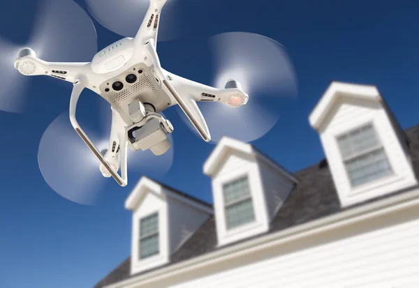 Drone Quadcopter Pływające Inspekcji Fotografowanie House — Zdjęcie stockowe