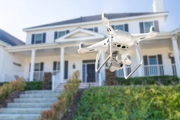 Quadcopter Drones Voando Inspecionando Fotografando Casa — Fotografia de Stock