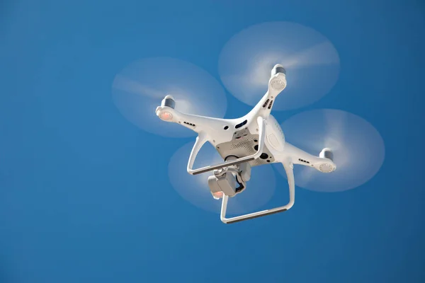 Drone Quadcopter Van Onderen Tegen Een Blauwe Hemel — Stockfoto