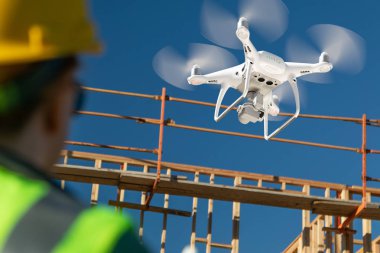 Kadın Pilot sinekler inşaat alanında teftiş Quadcopter robot.