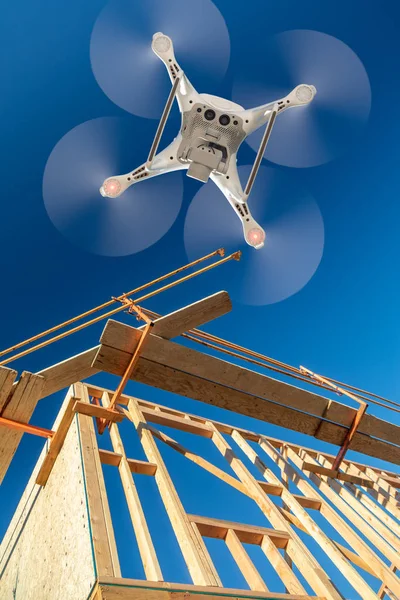 Quadcopter Drone Latający Kontrolowania Budowy — Zdjęcie stockowe