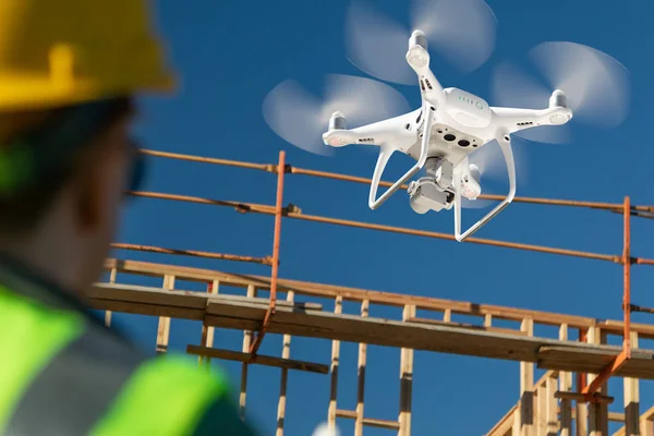 女性パイロット ドローン建設現場の検査 Quadcopter — ストック写真