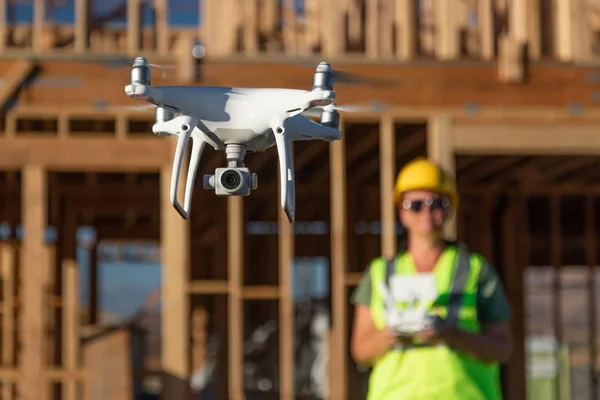 Pilotin Fliegt Drohnen Quadrocopter Inspiziert Baustelle — Stockfoto