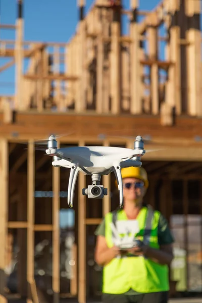 女性パイロット ドローン建設現場の検査 Quadcopter — ストック写真