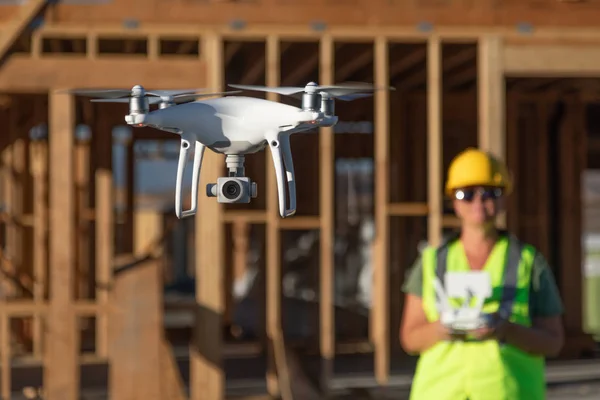 Kobieta Pilot Leci Drone Quadcopter Kontrola Budowy — Zdjęcie stockowe