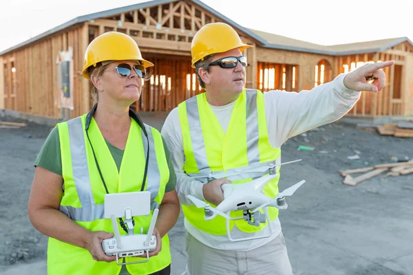 Arbeiter Mit Drohnen Quadrocopter Inspizieren Fotos Auf Der Baustelle — Stockfoto