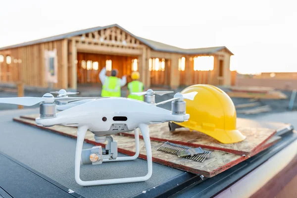 Drone Quadcopter Lado Capacete Chapéu Duro Canteiro Obras Com Trabalhadores — Fotografia de Stock