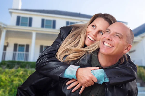 Glückliches Paar Umarmt Sich Vor Schönem Haus — Stockfoto