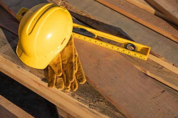 Abstract Constrcution Hard Hat Luvas Nível Descanso Tábuas Madeira — Fotografia de Stock