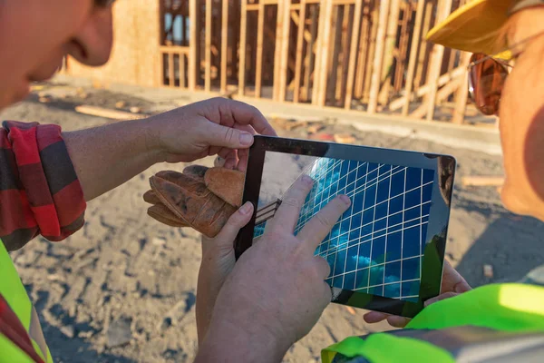 Bauarbeiter Und Bauarbeiterinnen Begutachten Gebäude Auf Computerkissen Auf Baustelle — Stockfoto