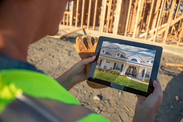 Bauarbeiterin Begutachtet Haus Foto Auf Computerkissen Auf Baustelle — Stockfoto