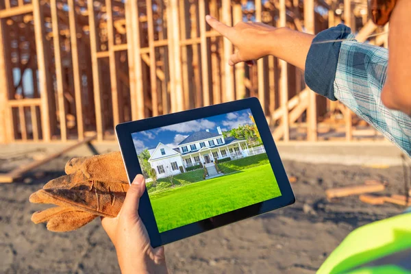 Bauarbeiterin Begutachtet Haus Foto Auf Computerkissen Auf Baustelle — Stockfoto