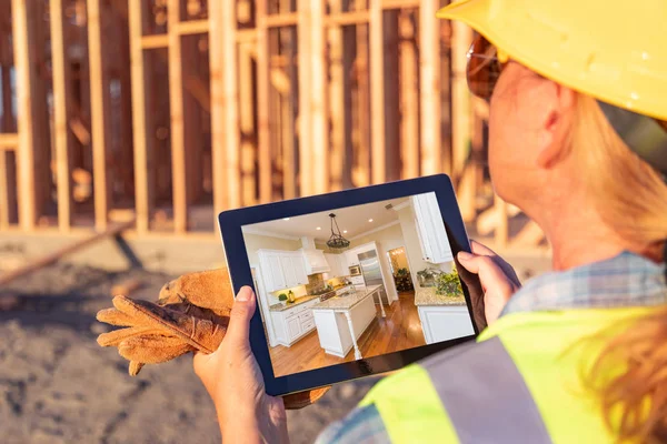 Bauarbeiterin Begutachtet Küche Auf Computerkissen Auf Baustelle — Stockfoto