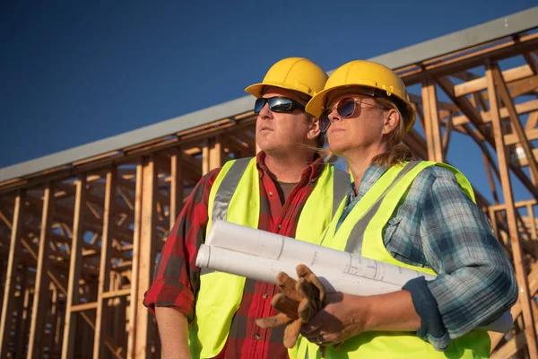 Manliga Och Kvinnliga Byggnadsarbetare Byggarbetsplatsen — Stockfoto