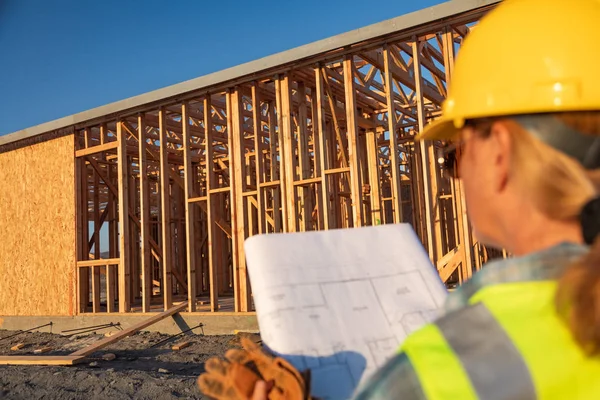 Trabajadora Construciton Con Planes Casa Sitio Construciton — Foto de Stock