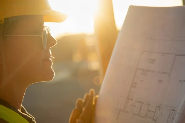 Kvinnlig Byggarbeten Arbetare Med Planer Byggarbeten Webbplats — Stockfoto