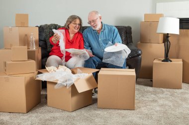 Üst düzey yetişkin çift paketleme veya hareket kutuları açma.