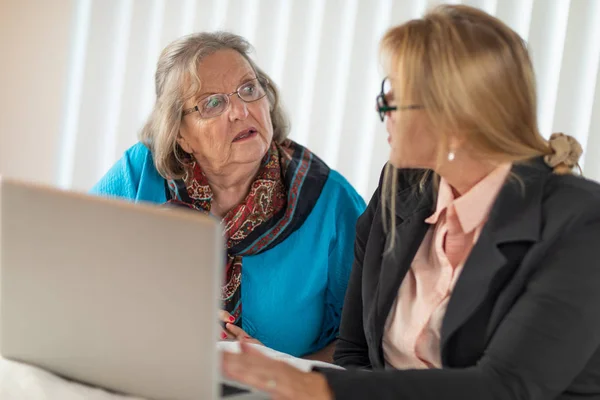 Kobieta Pomaga Senior Dla Dorosłych Pani Laptopa — Zdjęcie stockowe